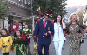 Parada costumelor la Deva, inspirată din poveşti sau desenele copilăriei (Video)