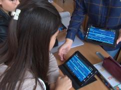 Într-o comună din Constanţa, elevii şi profesorii folosesc în timpul orelor tablete, laptopuri şi videoproiectoare