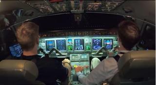 Anchete la nivel înalt, după ce viitori piloţi de avioane au fost prinşi copiind la examene