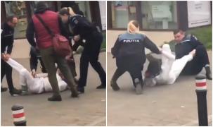 Poliţist filmat tăvălindu-se pe jos, încercând să reţină un suspect, în timp ce colega lui încearcă să nu piardă agenda (Video)