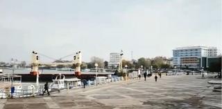 Accident spectaculos pe Dunăre, o navă cargo lovind un ponton din Tulcea (Video)
