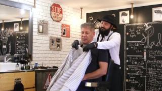Preot și frizer, în același timp. Padre, aşa cum îi spun prietenii, folosește tehnici de tuns vechi de sute de ani