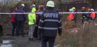 Tragedie pe un şantier din Braşov. Doi muncitori au fost prinşi sub un morman de pământ, unul dintre ei a murit în timpul misiunii de salvare