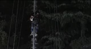 Român, protest extrem pe un stâlp de electricitate, în Milano, de dorul fiicelor