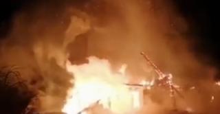 Incendiu puternic lângă Vatra Dornei. O cabană veche de zeci de ani a fost distrusă complet