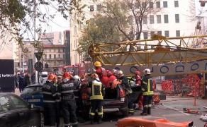 O macara de câteva zeci de tone a strivit o mașină cu 4 oameni, în București