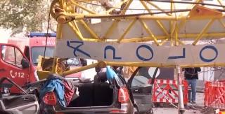 Operaţiune de salvare în Capitală. O macara s-a prăbuşit peste o maşină în centrul oraşului