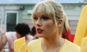 Taylor Swift a fost votată artista deceniului