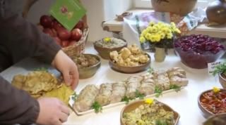 Festin boieresc într-un sat din Iași. Localnicii au scos tot ce au avut mai bun din cămară