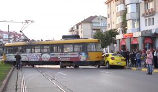Panică la Botoşani. Un tramvai plin cu pasageri a deraiat şi a lovit un taxi