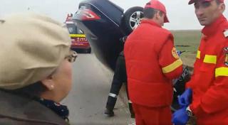 Bătrână îngrozită lângă maşina răsturnată: "Ciorapi albi în picioare, desculţ!" (video)