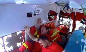 Imagini din interiorul unei ambulanțe SMURD în timp ce este lovită de mașină