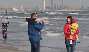 Primăvara la malul mării. Turişti s-au întors pe litoral, să se bucure de căldură
