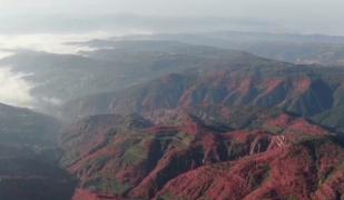Spectacol de culoare în munţii împăduriţi ai Chinei, odată cu venirea toamnei