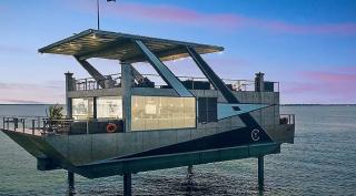 Hotel plutitor care a cucerit miliardarii