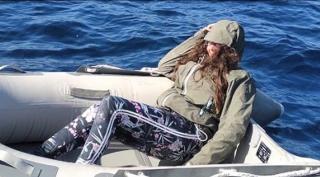 O femeie a rezistat două zile pe mare, într-o barcă pneumatică (Video)