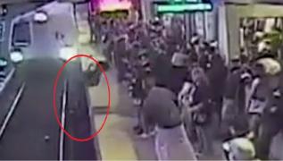 Bărbat din California, salvat în ultima clipă din calea metroului