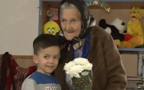 De patru decenii, tanti Sofia are grijă de grădiniţia din Leurda. Astăzi a împlinit 84 de ani
