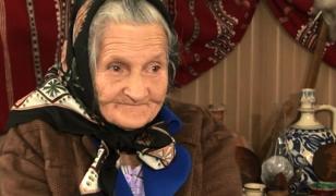 Tanti Sofia, bunica angajată la grădiniţa din Leurda, a împlinit 84 de ani