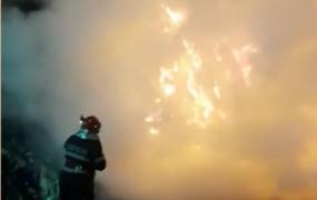 Incendiu puternic la o staţie de sortare a deşeurilor din Râmnicu Vâlcea