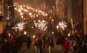 Ceremonii spectaculoase la Bonfire, noaptea focurilor de tabără, în Marea Britanie