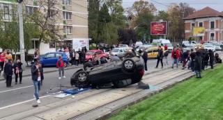 Oameni spulberaţi în staţia de tramvai, un şofer a încercat să evite împactul cu altă maşină (Video)