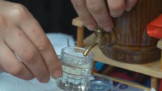 Palinca de prune, mândria localnicilor din Țara Oașului