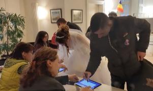 Alegeri Prezidențiale 2019. Un cuplu de români din Germania au venit la vot îmbrăcaţi în miri