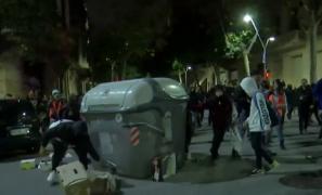 Violenţe la Barcelona înainte de alegerile generale. Mii de oameni au luat cu asalt sediul Poliţiei Naţionale