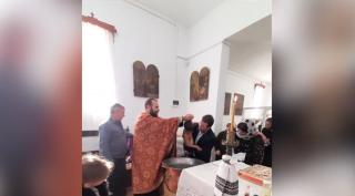 Copilul din Prahova, salvat de la moarte de un pompier aflat în timpul liber, a fost botezat de salvatorul său