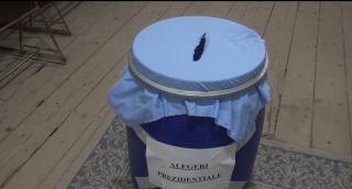 Urnele din butoaie de murături, vedetele primului tur de la alegerile prezidenţiale