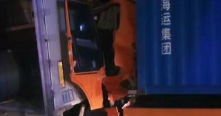 Două tiruri s-au lovit pe Autostrada A4, lângă Constanţa. Unul dintre şoferi a rămas captiv în cabină