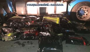 Zeci de kilograme de droguri găsite în rezervorul unui TIR, pe autostrada A1