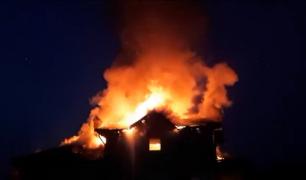 Pericol de explozie în Argeş. O casă folosită ca adăpost pentru mai multe pisici a luat foc