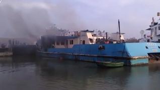 Incendiu pe Dunăre. Împingătorul mai multor barje încărcate cu bauxită a luat foc