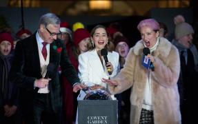 Actriţa Emilia Clarke a dat startul sărbătorilor de iarnă la Londra