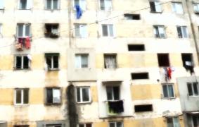 Explozie puternică într-un bloc de garsoniere din Tulcea. Mai mulţi locatari au rămas pe drumuri