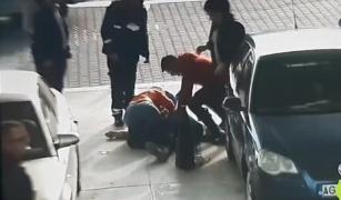 Momentul în care un poliţist din Argeş îi salvează viaţa unui bărbat, într-o benzinărie (Video)
