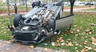 Accident bizar în Bucureşti, Audi găsit cu roţile în sus, într-un parc. Şoferul dispăruse (Video)