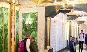 O școală din Rusia a fost renovată cu marmură şi ornamente generoase din aur