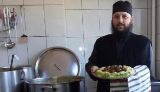 Un călugăr din Constanţa găteşte preparate de post ca un bucătar profesionist