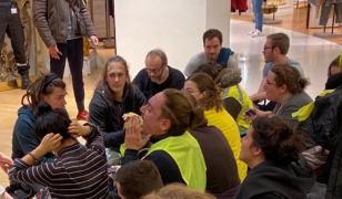Galeriile Lafayette, emblema luxului din inima Parisului, ocupate de protestatari