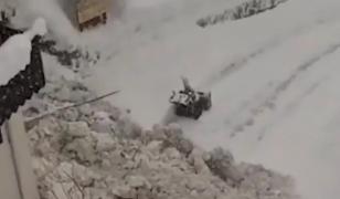 O avalanşă a fost filmată, imagini incredibile. Valul uriaş de zăpadă a acoperit străzi şi case