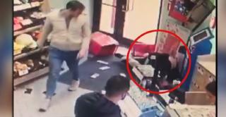 Bărbaţi indiferenţi se utiă cum o vânzătoare se luptă cu hoţii şi nu intervin, la Timişoara