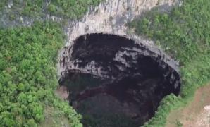 Imagini spectaculoase din sudul Chinei cu aşa-numitele doline (Video)