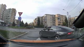 Furios că a fost claxonat, şoferul unui Audi încearcă să provoace un accident, în Cluj (Video)
