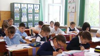 Iohannis a promulgat legea care reduce numărul de ore petrecute de elevi în şcoli