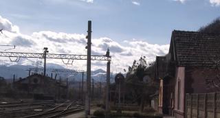 Femeie despăgubită cu 430.000 de euro de CFR, după ce şi-a pierdut mâna într-o gară neiluminată