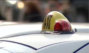 Taximetrist din Bucureşti, filmat de un client când se juca pe telefon în timp ce conducea