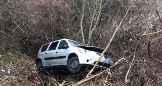 Șase profesori din Bacău au ajuns la spital, după ce s-au răsturnat cu maşina într-o râpă